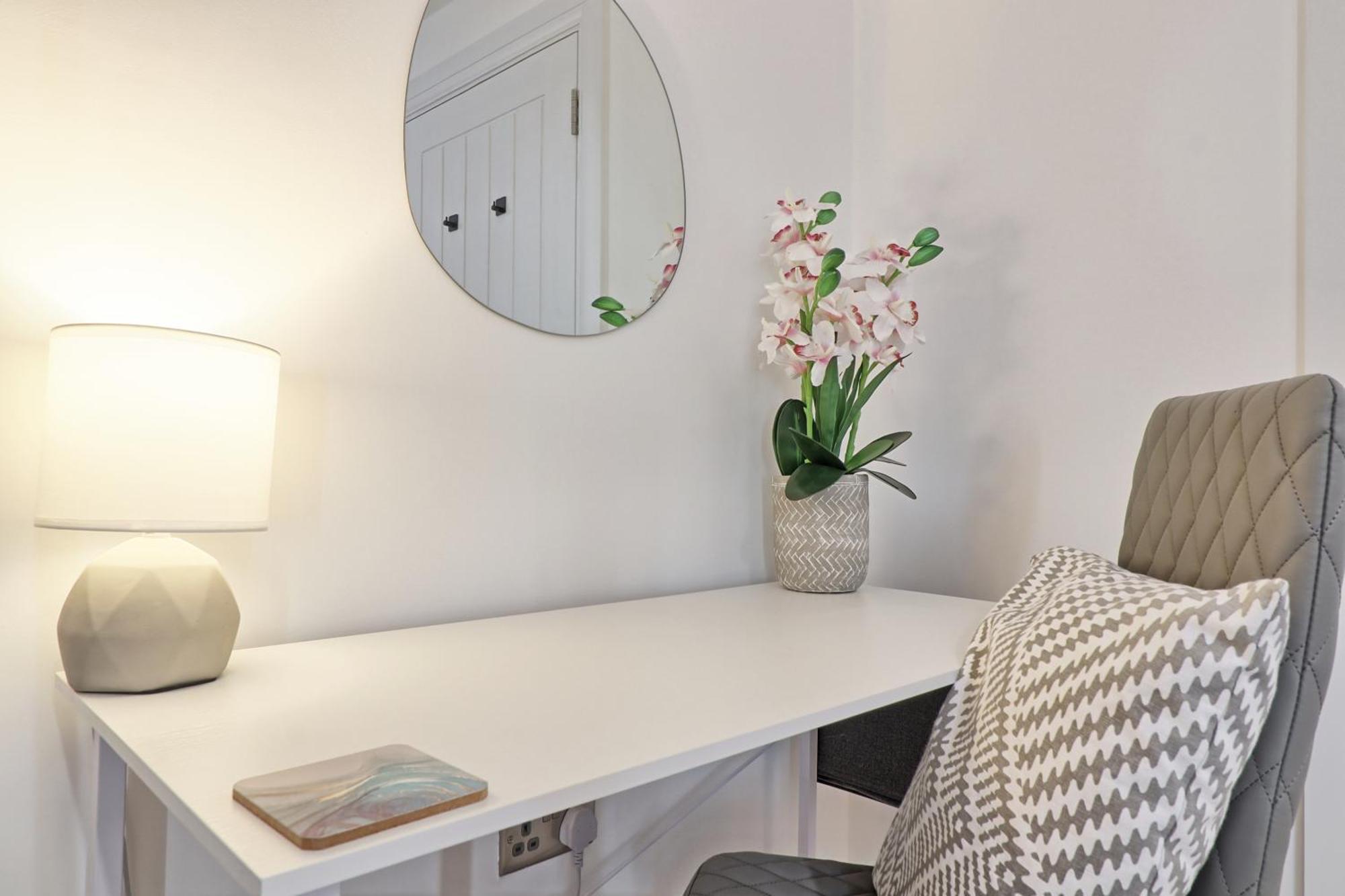 Writtle Massive 4 Bedroom Apartment With Parking In Gorgeous Countryside Location & Short Drive To Chelmsford City Centre Contractors Welcome Екстер'єр фото
