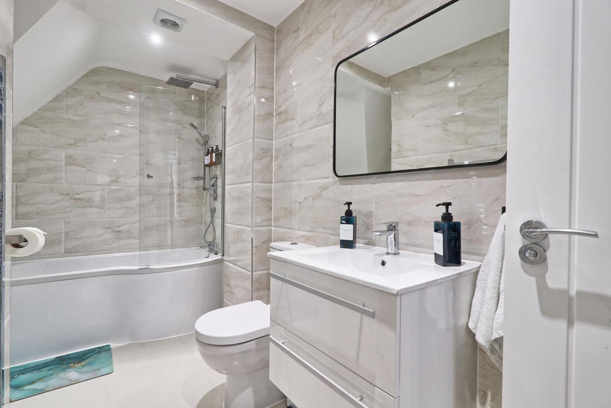 Writtle Massive 4 Bedroom Apartment With Parking In Gorgeous Countryside Location & Short Drive To Chelmsford City Centre Contractors Welcome Екстер'єр фото